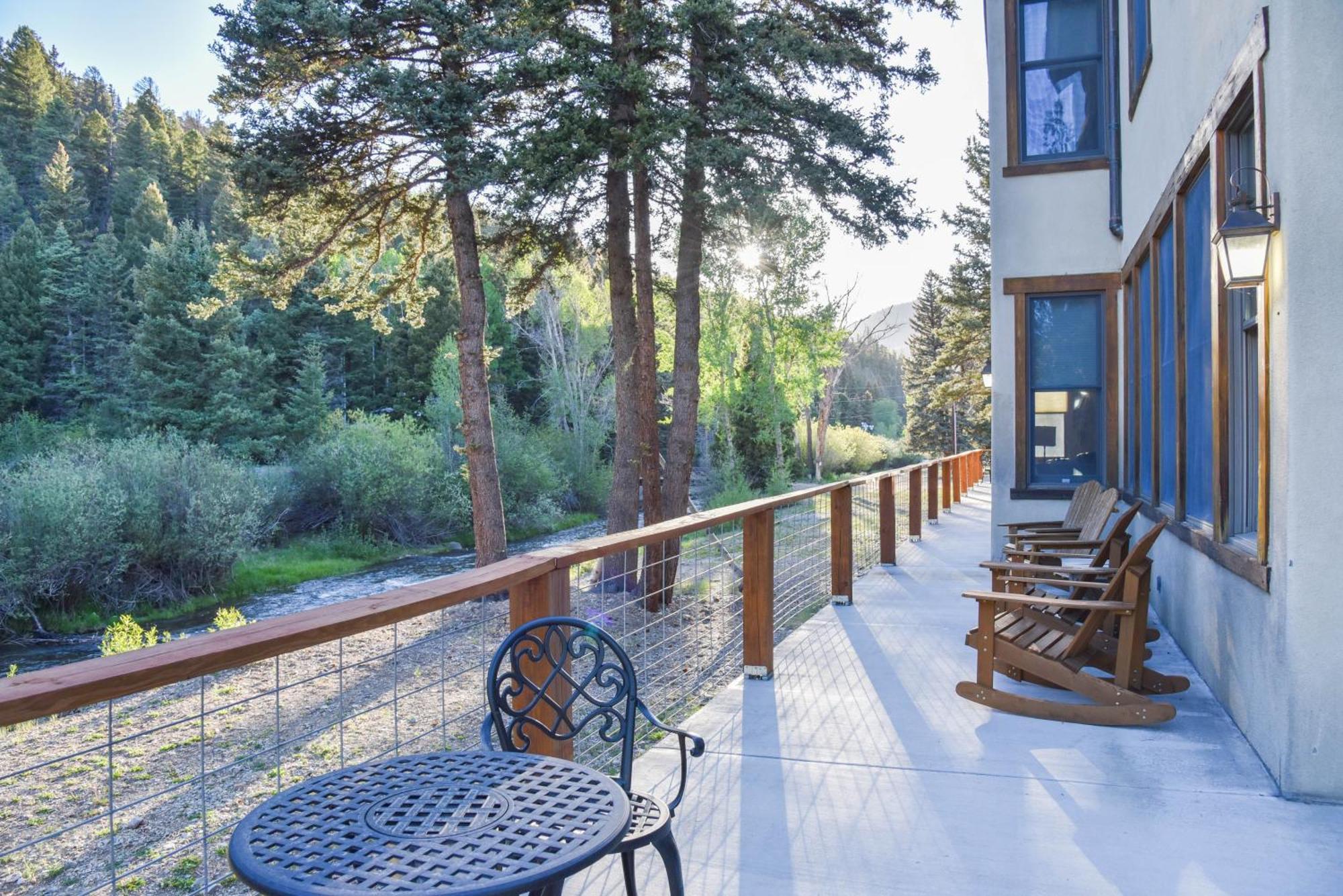 River Lyric Lodge - Formerly Double Dog Ред-Рівер Екстер'єр фото